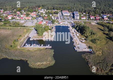 Porto nel villaggio Katy Rybackie sopra la Baia di Vistola, Voivodato Pomeraniano, nella Polonia settentrionale Foto Stock