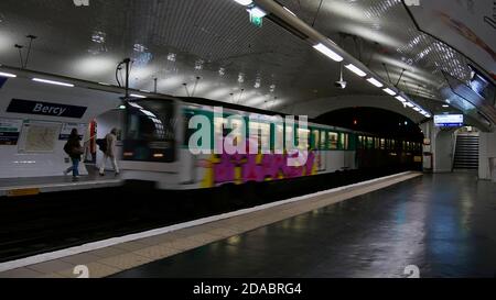 Parigi, Francia - 09/08/2019: Treno veloce (sfocato) dipinto con graffiti che arriva alla stazione della metropolitana di Bercy. Foto Stock