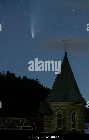 Cometa Neoswise sopra la casa di pompaggio di un grande serbatoio Nei beacon di Brecon Foto Stock