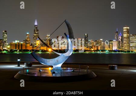 Chicago, Illinois, Stati Uniti - 14 settembre 2020: L'uomo entra nel Cosmos, una scultura meridiana situata vicino al Planetario Adler visto di notte. Foto Stock