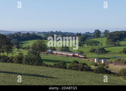 Locomotiva classe 47 locomotiva 47712 Lady Diana Spencer passando Coniston Cold, Yorkshire con il treno turistico 'Staycation Express' Foto Stock