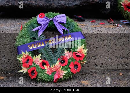 Ottawa, Canada. 11 novembre 2020. Le corone del giorno della memoria sono collocate nel memoriale dei veterani di guerra aborigeni Foto Stock