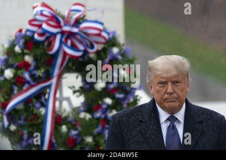 Arlington, Stati Uniti. 11 Nov 2020. Il presidente degli Stati Uniti Donald J. Trump e la prima signora Melania Trump partecipano a un'osservanza del National Veterans Day presso il cimitero nazionale di Arlington, Virginia, martedì 11 novembre 2020. Foto di Chris KleponisUPI Credit: UPI/Alamy Live News Foto Stock