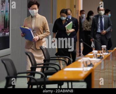 Hong Kong, Cina. 11 Nov 2020. Direttore della Regione amministrativa speciale di Hong Kong Carrie Lam (1° L) partecipa a una conferenza stampa a Hong Kong, Cina meridionale, 11 novembre 2020. PER ANDARE CON 'la decisione della legislatura superiore cinese sulla qualificazione dei membri di legge di HKSAR costituzionale, legale, ragionevole: Capo esecutivo di HKSAR' accreditamento: Wang Shen/Xinhua/Alamy Live News Foto Stock