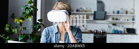 donna bionda con visore vr, banner orizzontale Foto Stock