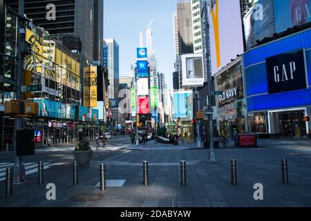 Strade vuote a Times Square Midtown Manhattan durante il Covid-19 Pandemia Foto Stock