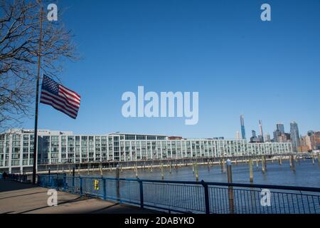 Bandiera americana Flying Half Mast lungo il fiume Hudson in NYC durante il Covid-19 Pandemic Foto Stock