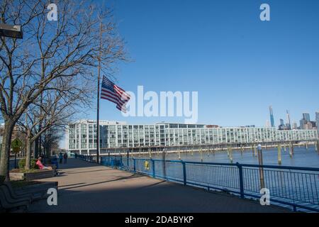 Bandiera americana Flying Half Mast lungo il fiume Hudson in NYC durante il Covid-19 Pandemic Foto Stock