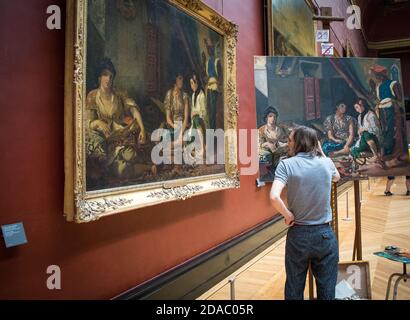 Artista che copia un dipinto al museo del Louvre di Parigi Foto Stock