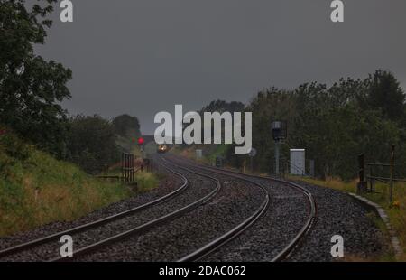 Locomotiva classe 47 47593 trasporto delle carrozze 'Staycation Express' Un insediamento piovoso molto umido e Carlisle Railway a Horton A Ribblesdale Foto Stock