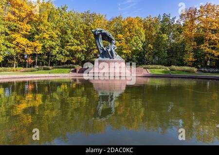 Famoso monumento di Fryderyk Chopin nel Parco Lazienkowski chiamato anche Parco Lazienki - Terme reali, il più grande parco della città di Varsavia, Polonia Foto Stock