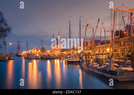 Crepuscolo nella città di Hoorn, Nord-Olanda, con sullo sfondo il Hoofdtoren vicino al porto. L'Hoofdtoren è una delle ultime difese di ho Foto Stock