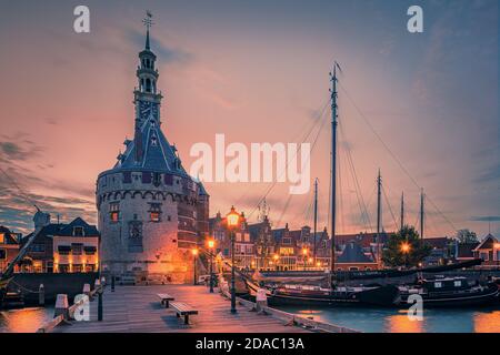 Crepuscolo nella città di Hoorn, Nord-Olanda, con sullo sfondo il Hoofdtoren vicino al porto. L'Hoofdtoren è una delle ultime difese di ho Foto Stock