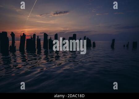 Frangiflutti di legno sulla spiaggia del Mar Baltico nel villaggio di Debki nel distretto amministrativo di Gmina Krokowa, Contea di Puck, Voivodato Pomeraniano, Polonia Foto Stock