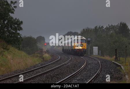 Locomotiva classe 47 47593 trasporto delle carrozze 'Staycation Express' Un insediamento piovoso molto umido e Carlisle Railway a Horton A Ribblesdale Foto Stock