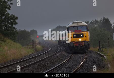 Locomotiva classe 47 47593 trasporto delle carrozze 'Staycation Express' Un insediamento piovoso molto umido e Carlisle Railway a Horton A Ribblesdale Foto Stock