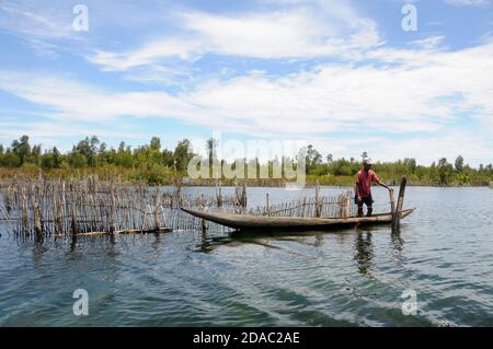 Controllo delle trappole del pesce nel Canal des Pangalanes Foto Stock