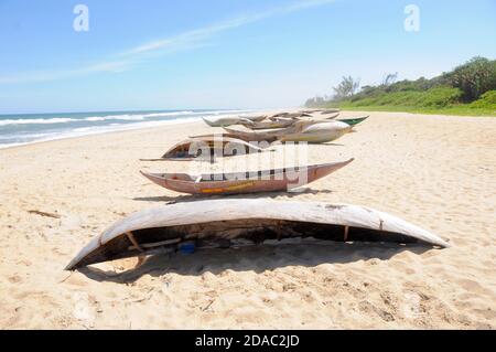 Canoe da dugout su una spiaggia in Madagascar Foto Stock