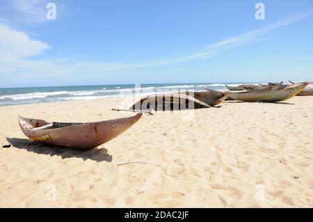 Canoe da dugout su una spiaggia in Madagascar Foto Stock