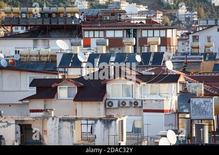 Il paesaggio urbano di Alanya con le case residenziali nel centro della città. Turchia Foto Stock