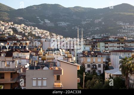 Il paesaggio urbano di Alanya con le case residenziali nel centro della città. Provincia di Antalya, Turchia Foto Stock