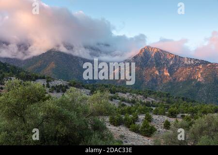 Montagne spazzate dalle nuvole al tramonto, viste dalla gola di Aradena, Hora Sfakion, Creta Foto Stock