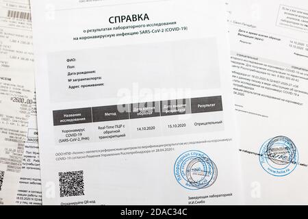 San Pietroburgo, Russia-circa ottobre 2020: Certificato di test SARS-COV-2 (COVID-19) con il metodo RT-PCR in tempo reale con esito negativo. È stuto Foto Stock