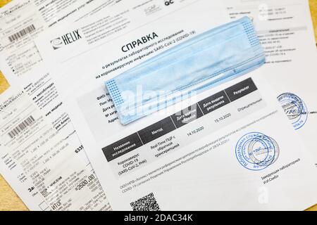 San Pietroburgo, Russia-circa ottobre 2020: Certificato di test SARS-COV-2 (COVID-19) con metodo RT-PCR in tempo reale con esito negativo. È necessario Foto Stock