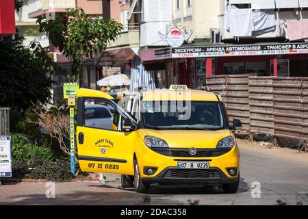 Alanya, Turchia-circa Ott, 2020: Furgone giallo si trova sul parcheggio speciale per taxi auto. Il veicolo con porte aperte attende i passeggeri. Tassa Foto Stock