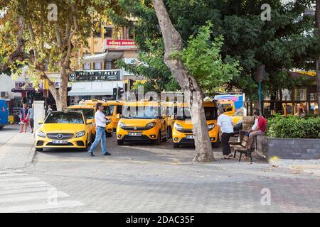 Alanya, Turchia-circa ottobre 2020: Parcheggio con lotto di taxi gialli. Un parcheggio speciale per le auto in taxi si trova in centro. Il servizio taxi è nella città di Alanya Foto Stock