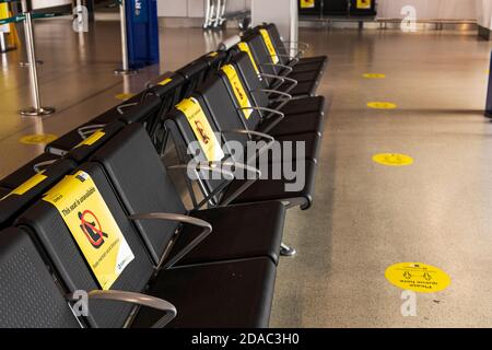 Posti a sedere non disponibili nell'area d'attesa, a causa delle restrizioni del Covid 19 e dei regolamenti di allontanamento sociale in un gate di partenza al Terminal 1, Dublino Foto Stock