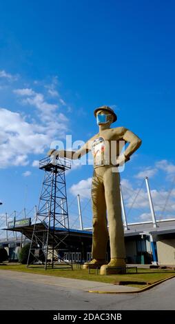 Il Driller d'Oro è una statua alta 75 piedi e 43,500 libbre di un operaio del petrolio, a Tulsa, Oklahoma. È stato costruito da un telaio di acciaio. 6° statua più grande degli Stati Uniti Foto Stock