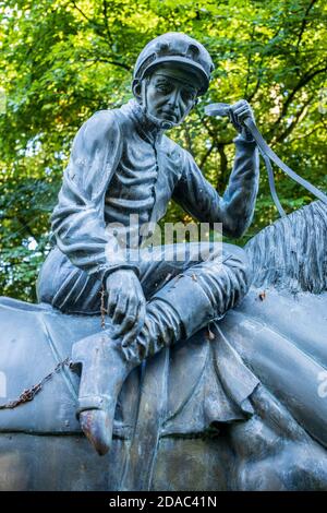 Statua di bronzo di cavallo e fantino a Palmerstown House, Johnstown, County Kildare, Irlanda Foto Stock