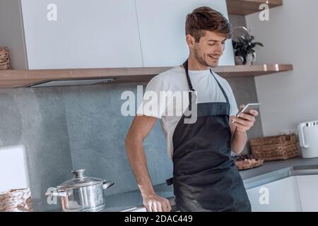 primo piano: i giovani dipendenti discutono di questioni lavorative. Foto Stock