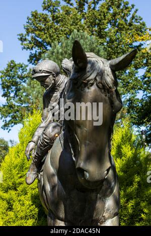 Statua di bronzo di cavallo e fantino a Palmerstown House, Johnstown, County Kildare, Irlanda Foto Stock