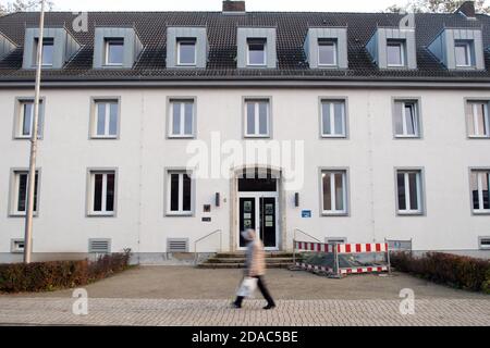 Emmerich am Rhein, Germania. 11 Nov 2020. Un passer-by cammina oltre l'ufficio doganale. In uno spettacolare break-in Emmerich sul basso Reno, quattro uomini hanno rubato circa 6.5 milioni di euro. I colpevoli sono fuggiti. Credit: Federico Gambarini/dpa/Alamy Live News Foto Stock