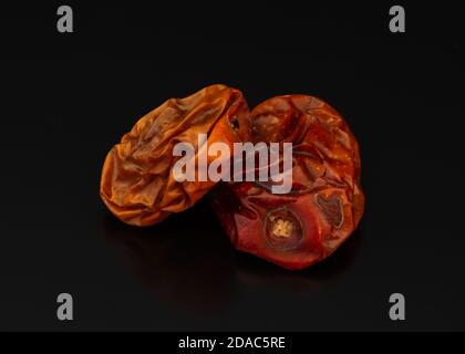 Jujube essiccato Ziziphus juba frutta su sfondo nero Foto Stock