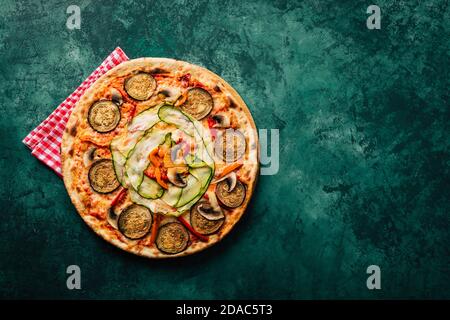 Pizza vegetale vegetariana su sfondo verde. Copspace Foto Stock