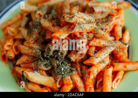 Maccheroni bianchi con pomodoro, peperoncino, origano, formaggio e spezie Foto Stock
