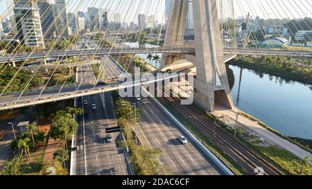 Ponte sospeso o ponte Estaiada (Ponte Estaiada), sul fiume Pinheiros e Marginal Pinheiros, nella città di San Paolo. Brasile. Foto Stock