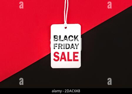 Black friday.sale tag con testo e la corda appesa Background.Shopping rosso e nero Foto Stock