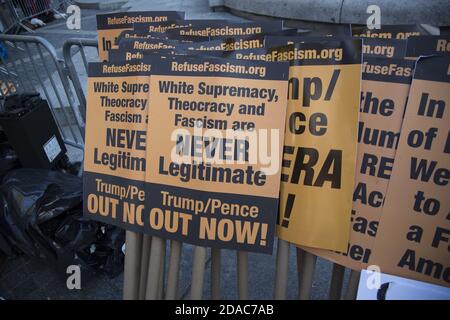 Pro-Biden manifestazione e celebrazione della sua vittoria a Columbus Circle a New York City il 7 novembre 2020. Foto Stock