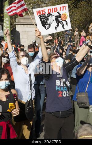 Pro-Biden manifestazione e celebrazione della sua vittoria a Columbus Circle a New York City il 7 novembre 2020. Foto Stock