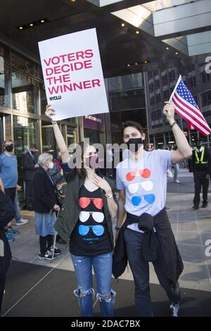 Pro-Biden manifestazione e celebrazione della sua vittoria a Columbus Circle a New York City il 7 novembre 2020. Foto Stock