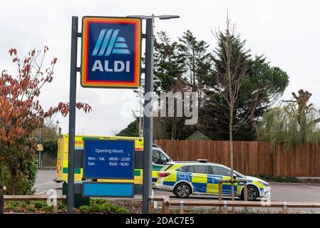 La polizia e le ambulanze hanno frequentato un negozio Aldi a Westcliff on Sea, Essex, Regno Unito, a causa di una fatalità. Foto Stock