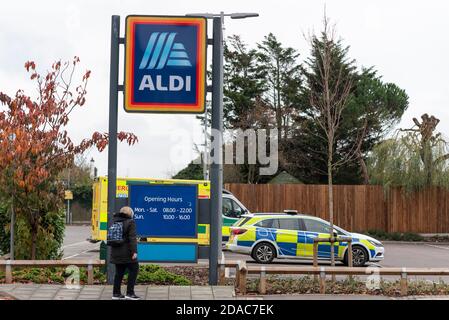 La polizia e le ambulanze hanno frequentato un negozio Aldi a Westcliff on Sea, Essex, Regno Unito, a causa di una fatalità. Persona che guarda gli orari di apertura Foto Stock