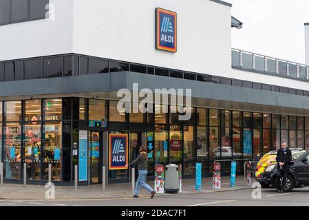 La polizia e le ambulanze hanno frequentato un negozio Aldi a Westcliff on Sea, Essex, Regno Unito, a causa di una fatalità. Guardia di sicurezza che blocca il parcheggio. Passer by Foto Stock