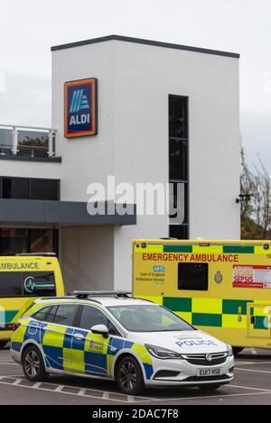 La polizia e le ambulanze hanno frequentato un negozio Aldi a Westcliff on Sea, Essex, Regno Unito, a causa di una fatalità. Macchina della polizia e ambulanza sotto il logo Aldi Foto Stock