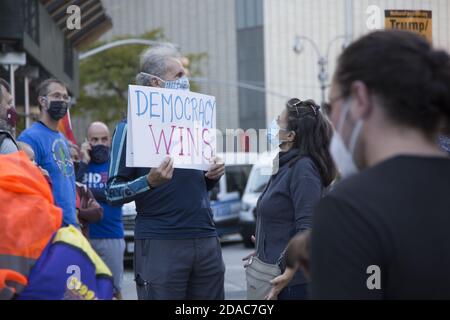 Pro-Biden manifestazione e celebrazione della sua vittoria a Columbus Circle a New York City il 7 novembre 2020. Foto Stock