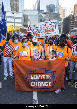 Pro-Biden manifestazione e celebrazione della sua vittoria a Columbus Circle a New York City il 7 novembre 2020. I membri ispanici di NY Cmmunities for Change danno il benvenuto alla vittoria di Biden. Foto Stock